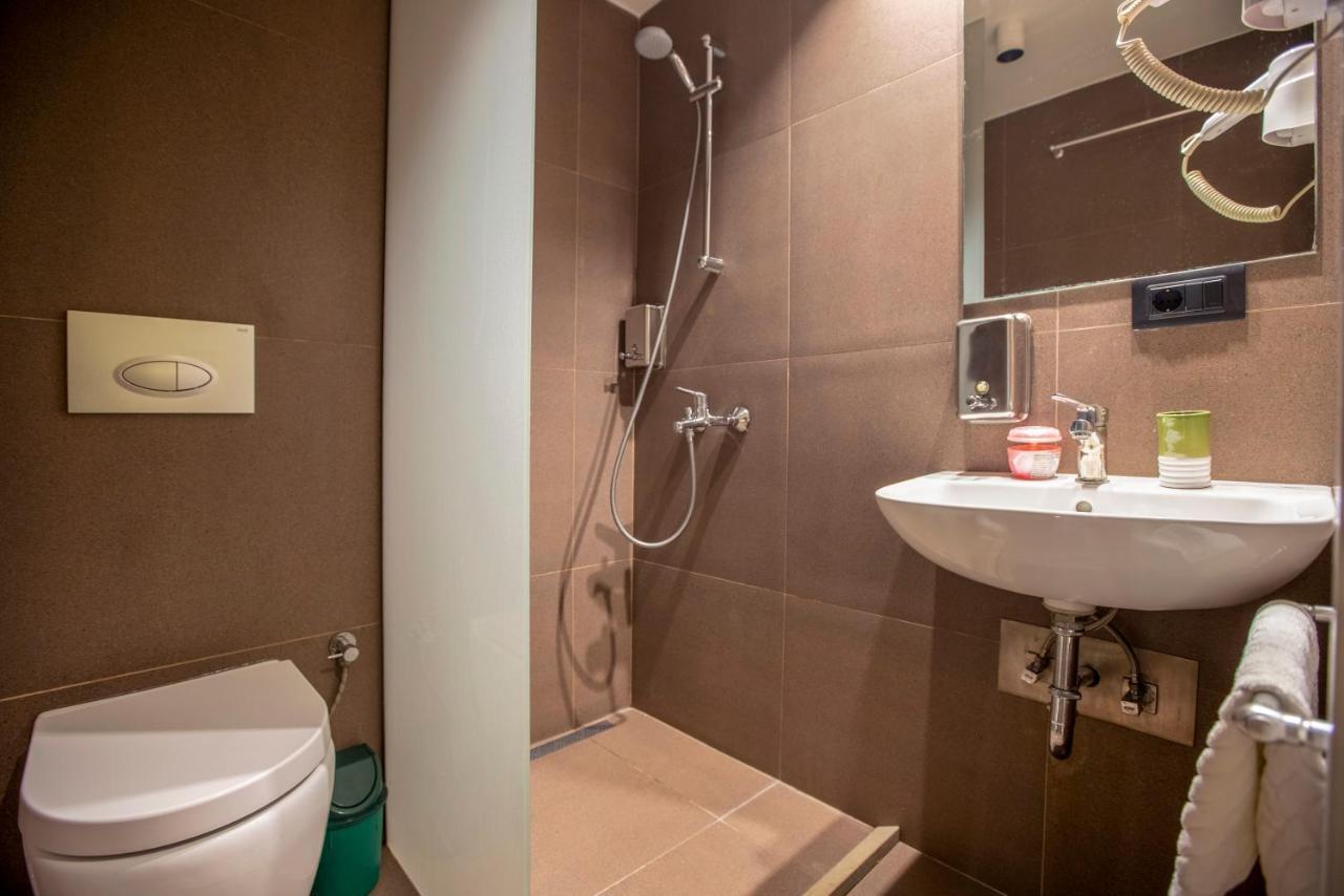 Hotel 4 Llulla Πρίστινα Εξωτερικό φωτογραφία